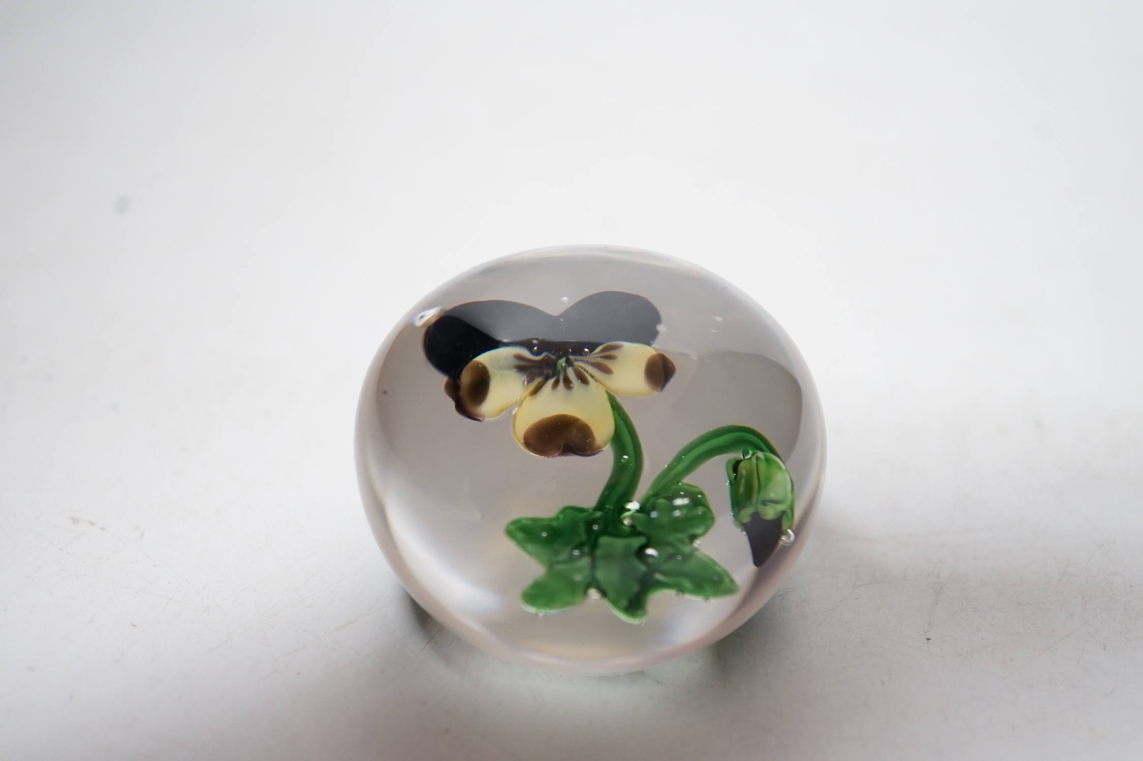 A Clichy pansy glass paperweight, 6cm in diameter